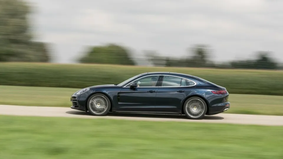 Beim neuen Panamera können alle vier Räder aber nicht nur Kraft auf die Straße übertragen, sondern auch mitlenken
